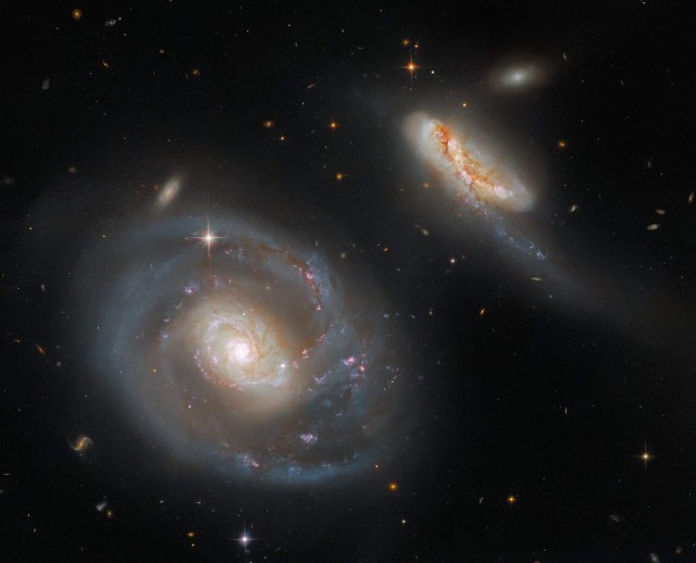 Фото структури Arp 298 з галактиками NGC 7469 та IC 5283 / Фото ESA Hubble Space Telescope   